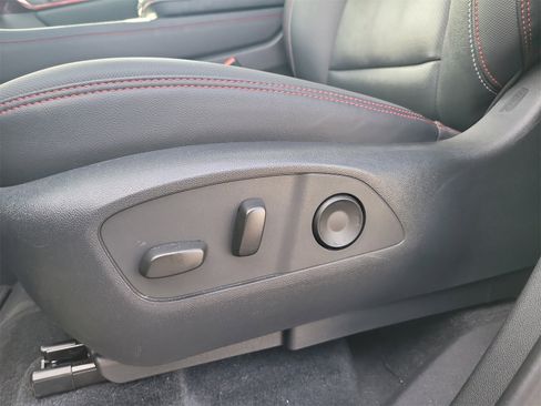 Used 2024 Chevrolet Traverse RS image 20