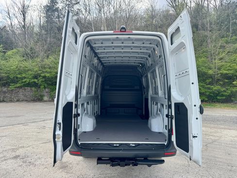 Used 2025 Mercedes-Benz Sprinter 2500 image 6