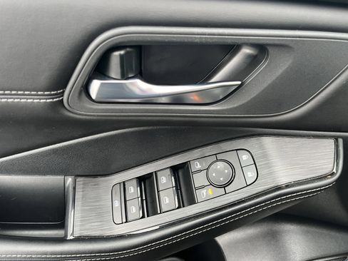 Used 2024 Nissan Rogue SV w/ SV Premium Package image 18