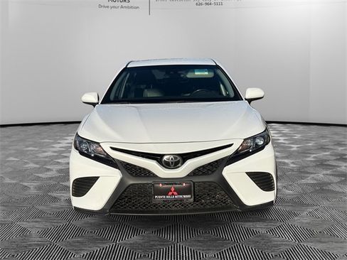 Used 2018 Toyota Camry SE image 2