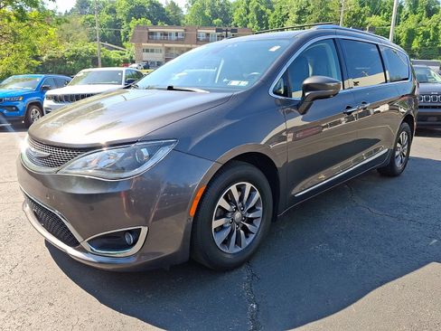 Used 2020 Chrysler Pacifica Touring-L Plus FWD image 3