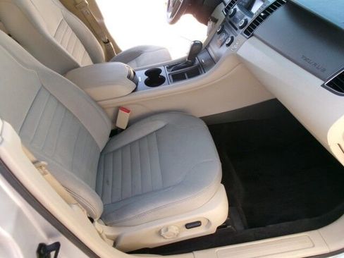 Used 2015 Ford Taurus SE image 19