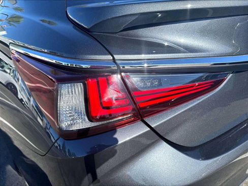 Used 2025 Lexus ES 300h w/ Premium Package FWD image 30