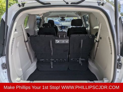 Used 2017 Chrysler Pacifica Touring w/ Tire & Wheel Group FWD image 12