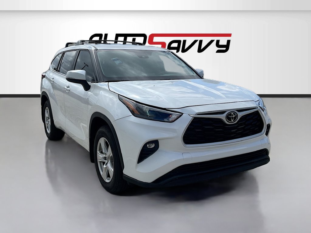 Used 2024 Toyota Highlander LE FWD image 1