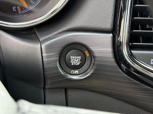 Used 2021 Jeep Grand Cherokee Laredo X AWD/4WD image 16
