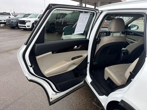 Used 2019 Kia Sorento LX w/ LX Convenience Package image 14