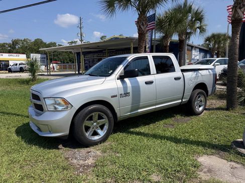 Used 2015 RAM 1500 Express RWD image 3