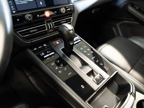 Certified 2024 Porsche Macan AWD/4WD image 24