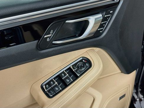 Certified 2021 Porsche Macan AWD/4WD image 11