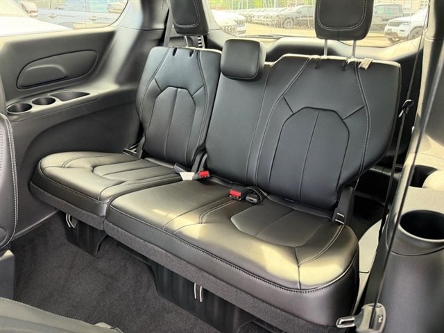 New 2027 Chrysler Pacifica Select FWD image 9