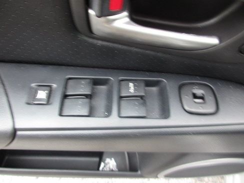 Used 2005 MAZDA MAZDA3 s w/ Moonroof & 6-CD Pkg FWD image 16