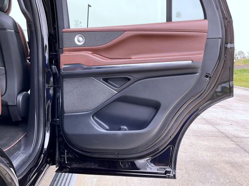 Used 2025 Lincoln Navigator Reserve AWD/4WD image 18