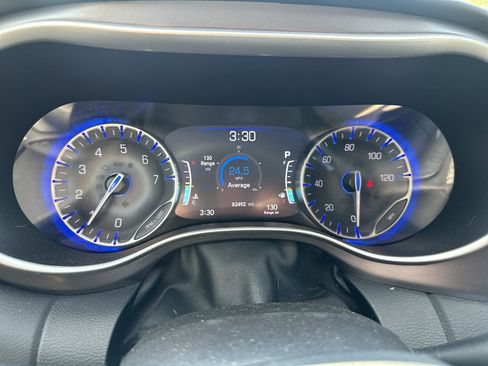 Used 2023 Chrysler Pacifica Touring-L FWD image 26