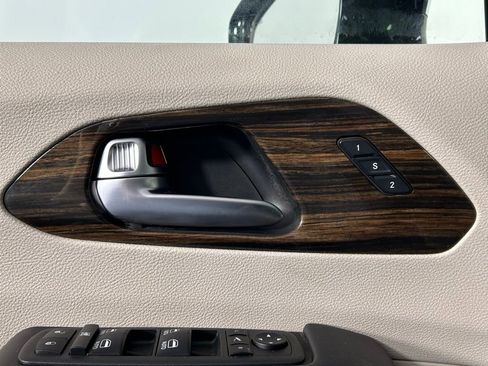 Used 2023 Chrysler Pacifica Limited image 35
