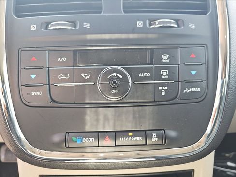 Used 2015 Chrysler Town & Country Touring FWD image 27
