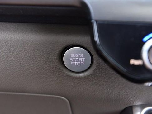 Used 2025 Kia Carnival FWD image 16