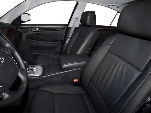 Used 2013 Hyundai Genesis 3.8 w/ Technology Pkg RWD image 6