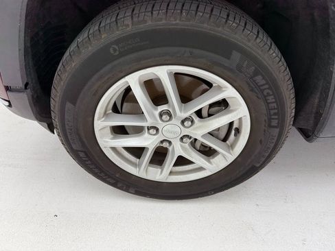 Used 2023 Jeep Grand Cherokee L Laredo image 7