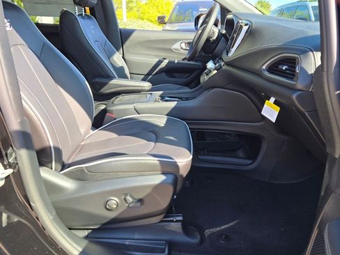 New 2026 Chrysler Pacifica Limited w/ S Appearance Package image 7
