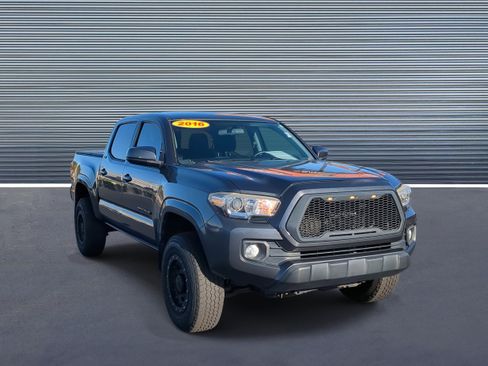 Used 2016 Toyota Tacoma image 2
