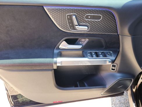 Used 2025 Mercedes-Benz GLB 250 image 15