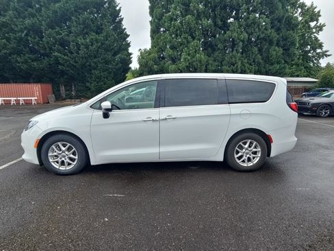 Used 2023 Chrysler Voyager LX FWD image 3