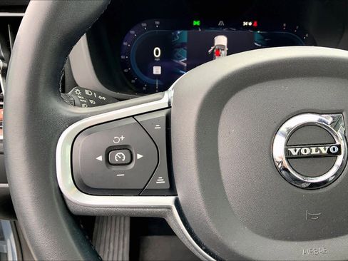 Used 2022 Volvo XC60 B5 Momentum w/ Climate Package image 24