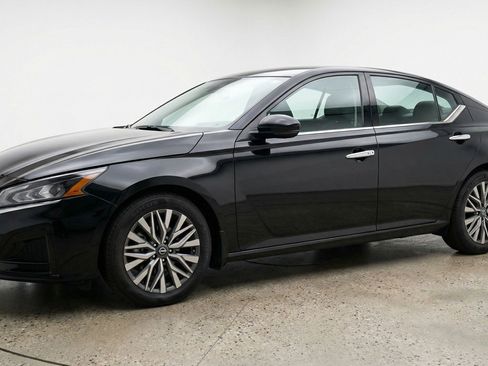 Used 2025 Nissan Altima 2.5 SV image 3