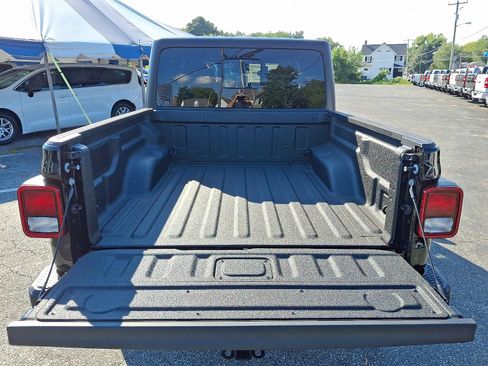 New 2025 Jeep Gladiator Sport image 21