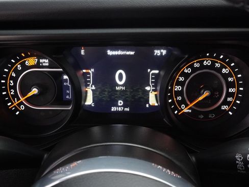 Used 2026 Jeep Wrangler Unlimited Sahara AWD/4WD image 13