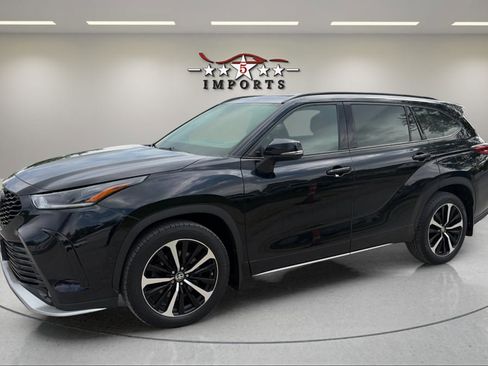 Used 2022 Toyota Highlander XSE AWD/4WD image 2