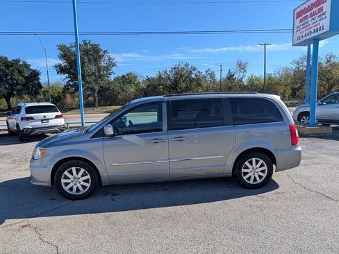 Used 2016 Chrysler Town & Country Touring image 7
