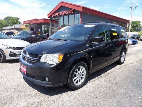 Used 2019 Dodge Grand Caravan SXT FWD image 2