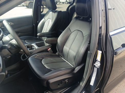 Used 2025 Chrysler Pacifica Select image 32