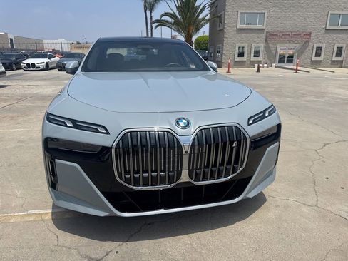 Used 2025 BMW i7 xDrive60 AWD/4WD image 10