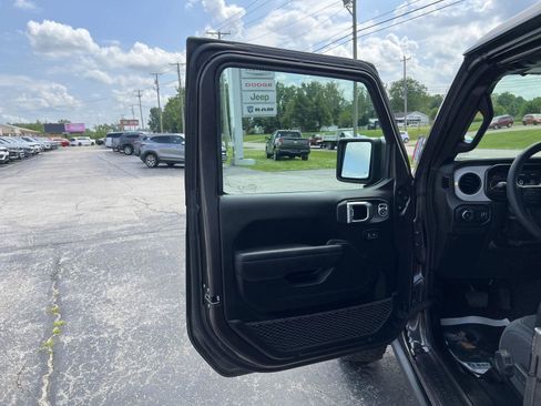Used 2025 Jeep Wrangler Unlimited Sport AWD/4WD image 18