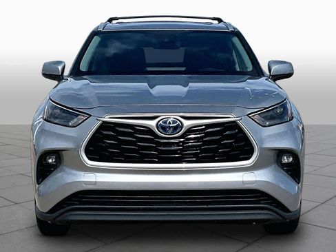 Used 2023 Toyota Highlander XLE FWD image 4