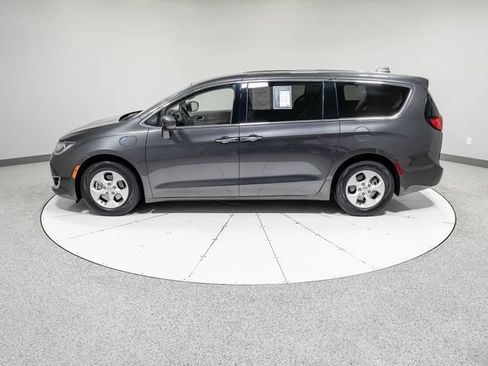 Used 2018 Chrysler Pacifica Touring Plus FWD image 34