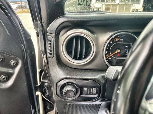 Used 2018 Jeep Wrangler Unlimited Sahara AWD/4WD image 17