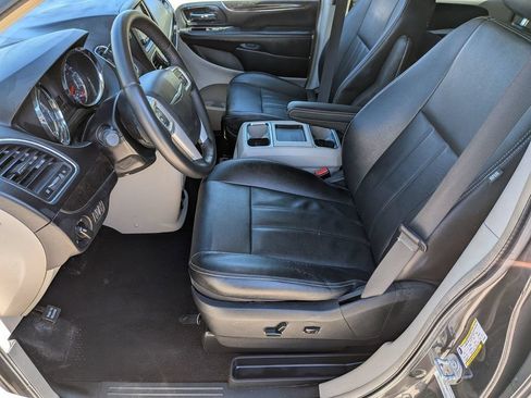 Used 2015 Chrysler Town & Country LX FWD image 11
