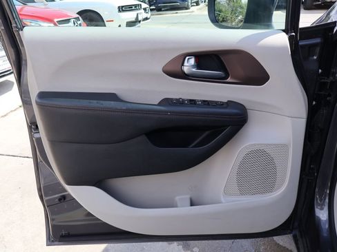 Used 2017 Chrysler Pacifica Touring w/ Tire & Wheel Group FWD image 34
