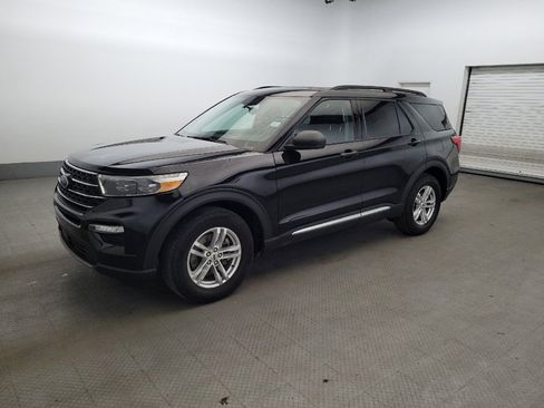 Used 2022 Ford Explorer XLT w/ Equipment Group 202A AWD/4WD image 2