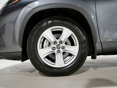 Used 2021 Toyota Highlander LE image 32