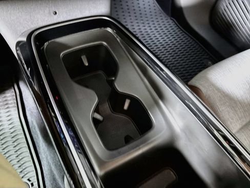 Certified 2025 Volkswagen ID.4 Pro AWD/4WD image 16