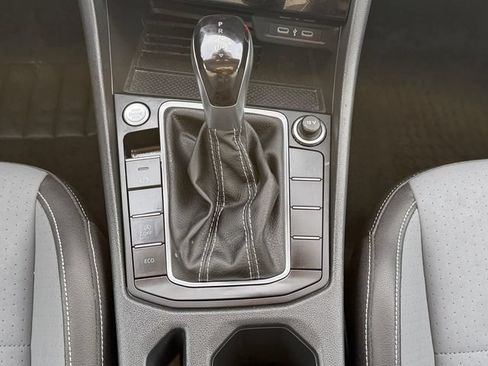 Used 2025 Volkswagen Jetta SE w/ Sunroof Package FWD image 18