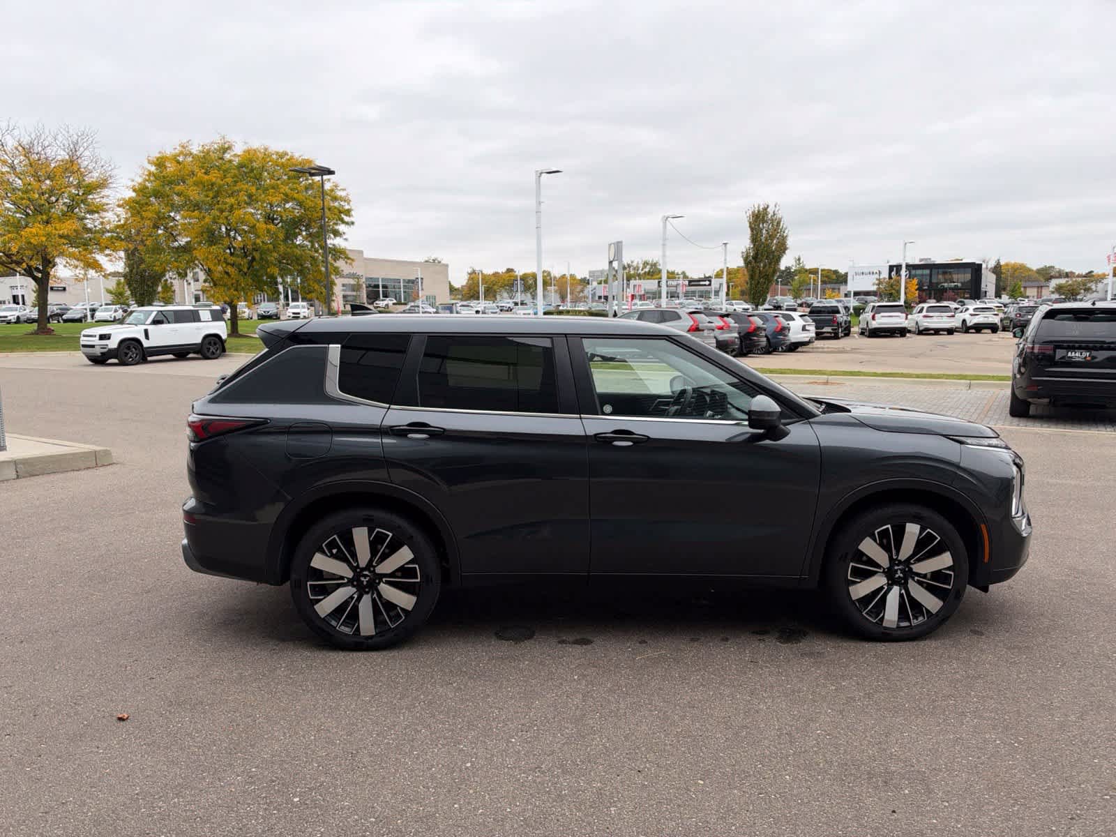 Used 2025 Mitsubishi Outlander SE AWD/4WD image 6