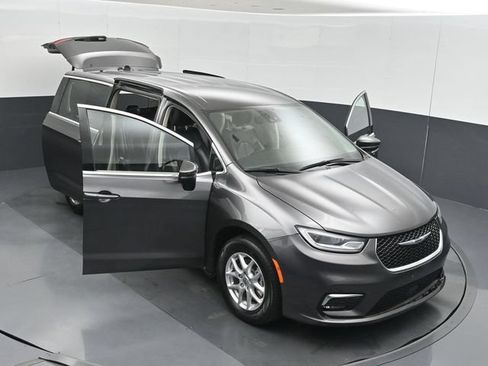 Used 2023 Chrysler Pacifica Touring-L FWD image 53