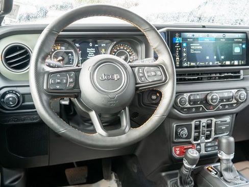 Used 2025 Jeep Gladiator Mojave image 12