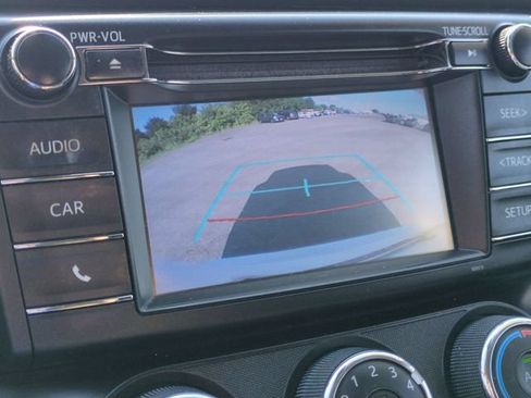 Used 2018 Toyota RAV4 LE FWD image 22